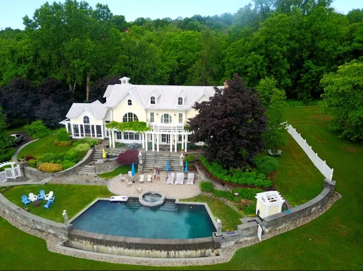 Hudson River Estate with salt.water infinity pool - Image 1