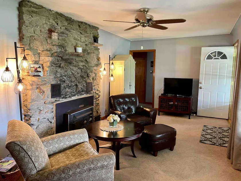 Peaceful, Charming Farmhouse, near Toledo; I-80/90 - Image 1