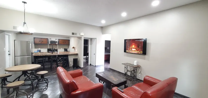 \"SteamPunk\" 2bedroom With Hottub, Pets Welcome, 5G Fiber WiFi ! - Image 1