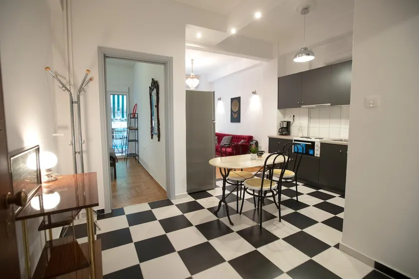 Fabulus artistic apartment 2 rooms in Athens - Image 1