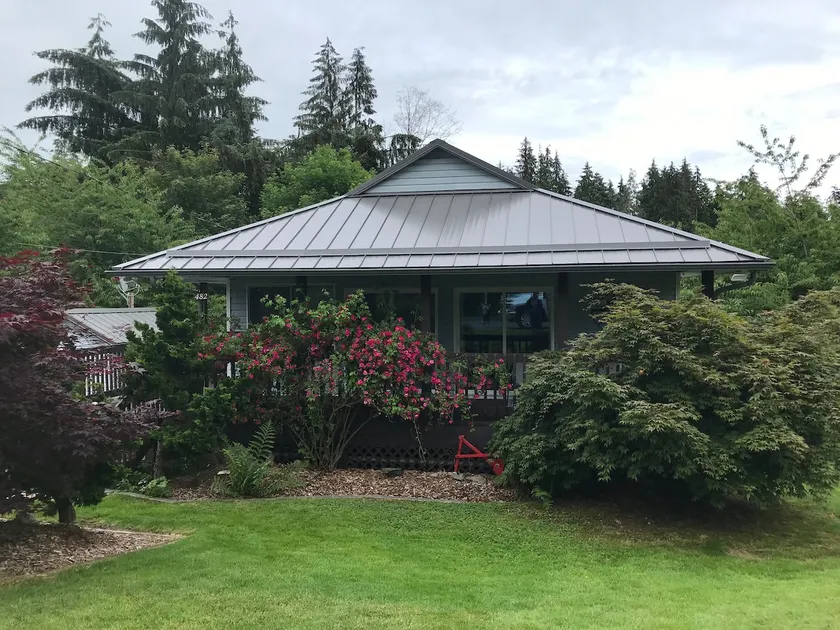 Cozy 2-bedroom House in Coal Harbour - Image 1