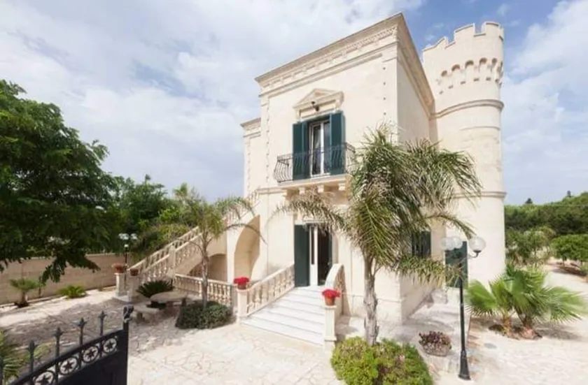 A castle overlooking the sea - Image 1