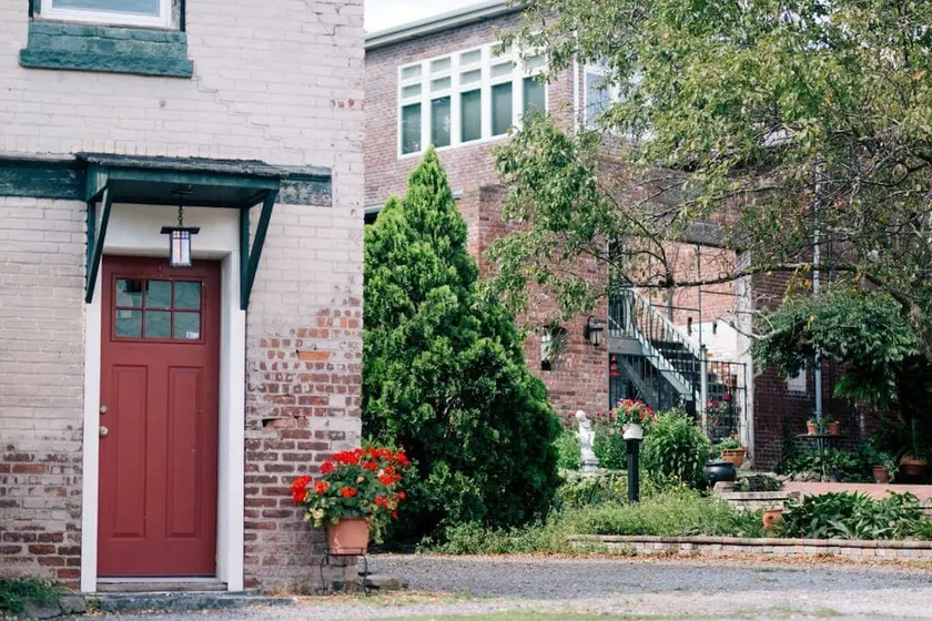 DeMew House in Historic Kingston - Image 1