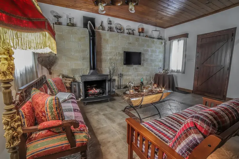 Apokryfo Traditional Guesthouse - Image 1