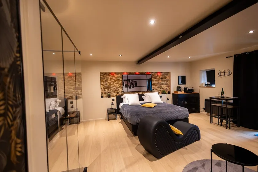 The workshop bedroom with private Jacuzzi, Normandy - Image 1