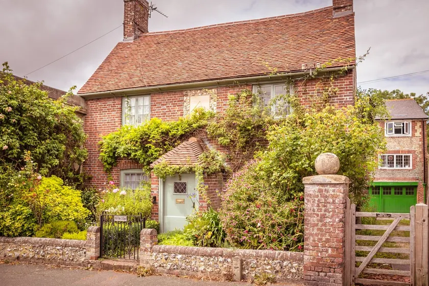Chocolate-box pretty Pear Tree Cottage in South Downs village - Image 1
