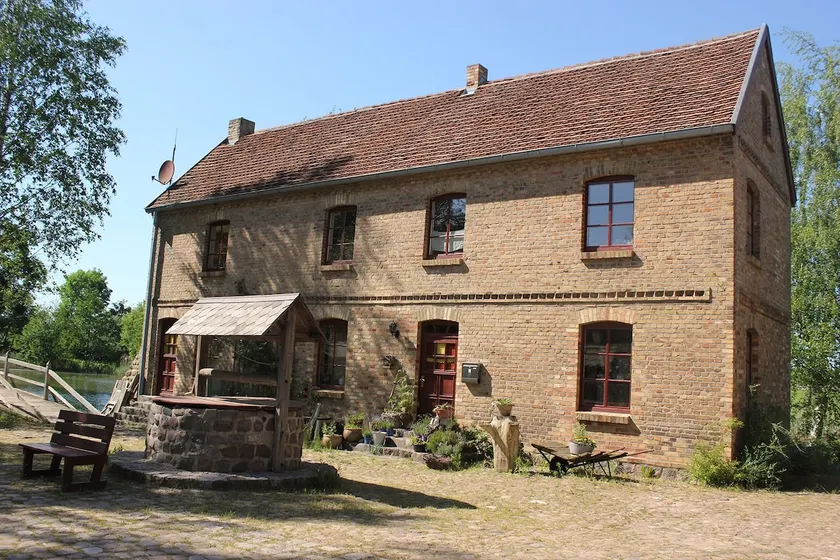 Rosenhaus (links) der Wasserburg Liepen - Image 1