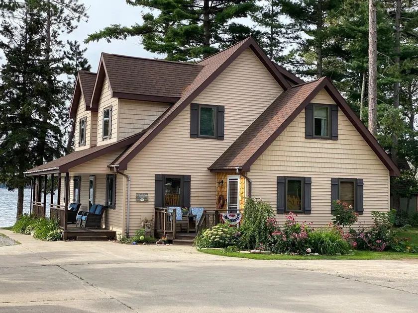 Moose Lodge with AuTrain Lk and beach access - Image 1