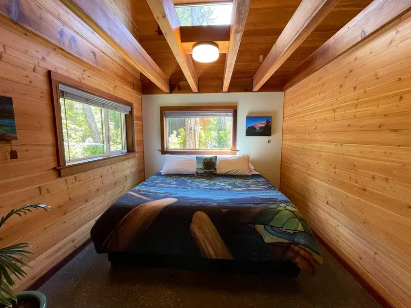 Salty Cedars Guest Suite | 2 mins to trails/beach - Image 1