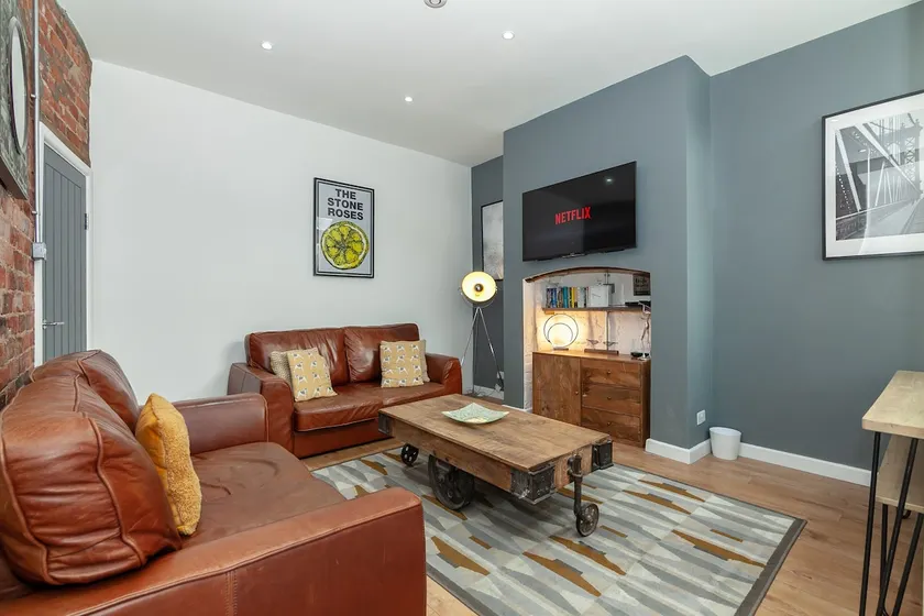 4 Bed House • Sleeps 8 • 10 Mins to Manchester - Image 1