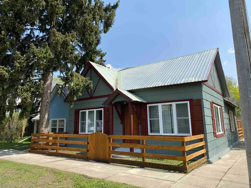 Bigwood Bungalow in the Heart of Old Hailey - Image 1