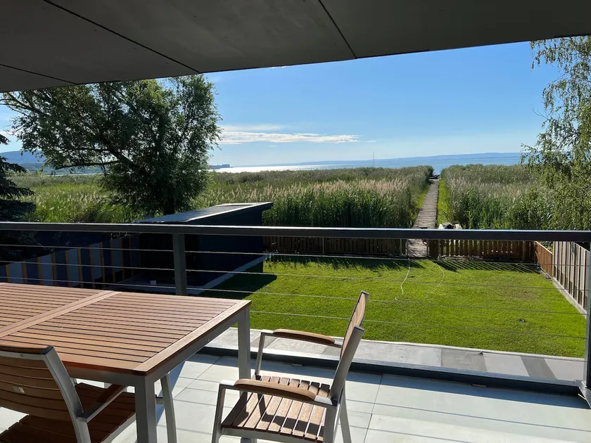 Stages beach house on the north shore of Lake Balaton - Image 1