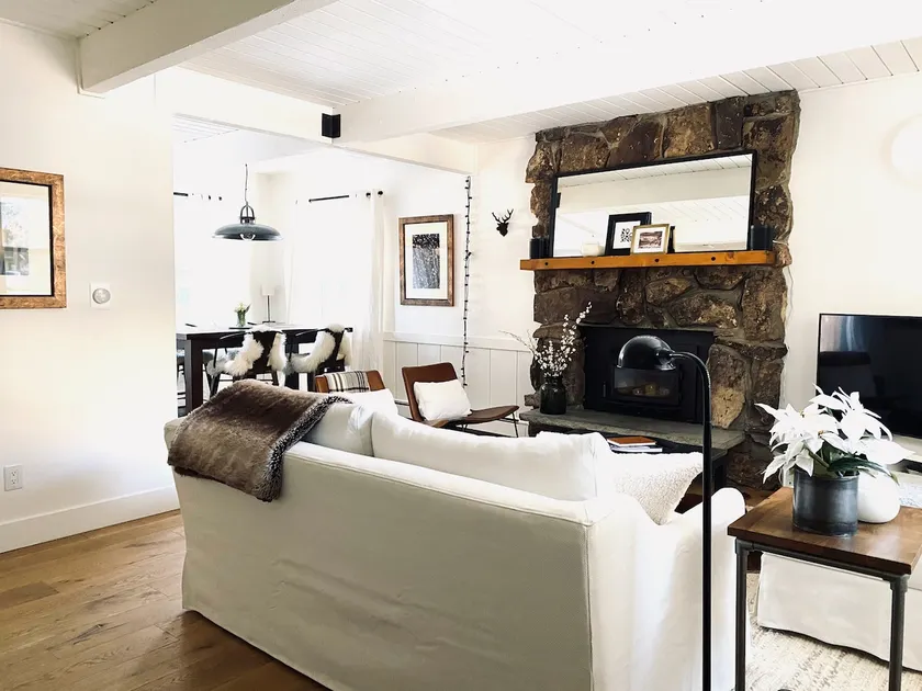 Sunny & Cozy with Views and Free Bus to Ski Lifts! - Image 1