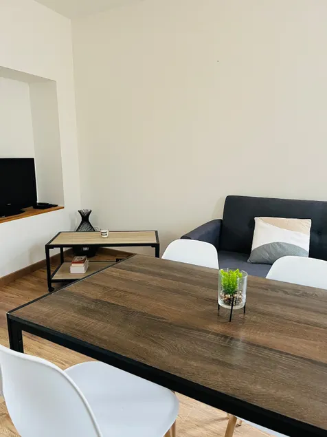 Spacious 2-bedroom accommodation 15 min from Angers - Image 1