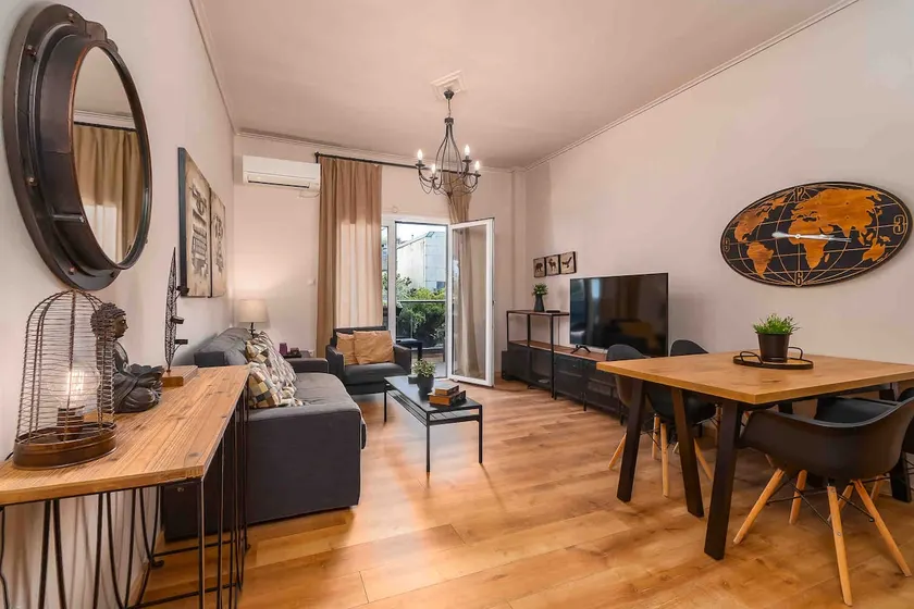 Gorgeous modern apartment right across the beach! - Image 1
