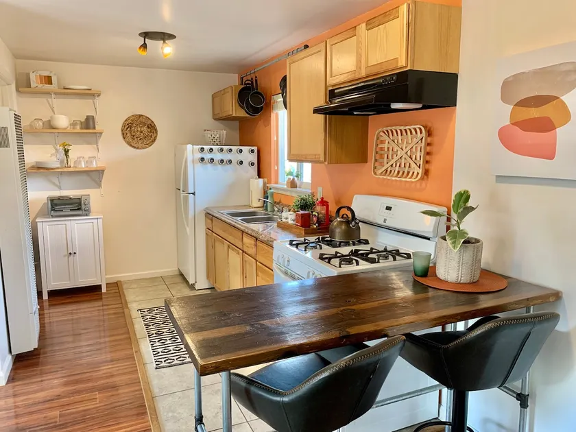 Bright & Cheerful Northtown Guest House - Image 1