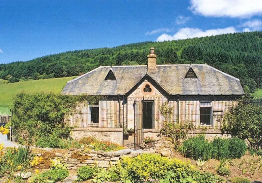 Castle Kennels - Image 1