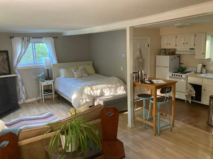 Quiet & Cozy Main Street Retreat - Image 1