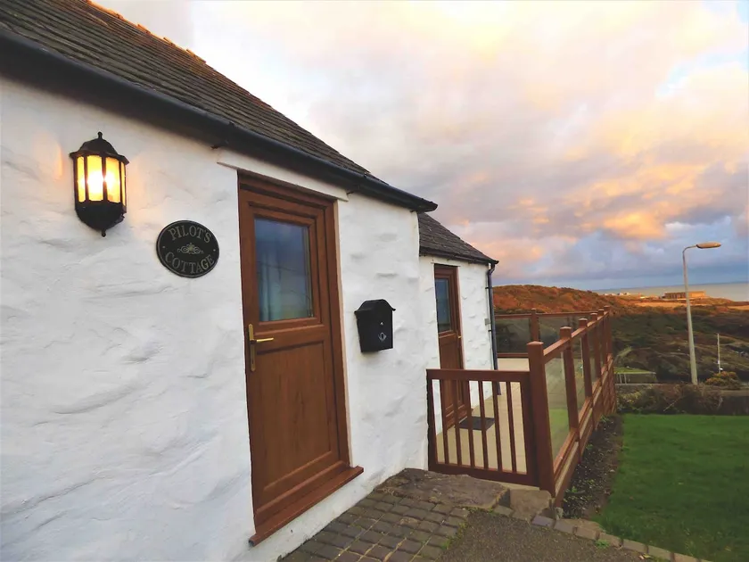 Pilot's Cottage, with stunning sea views. - Image 1