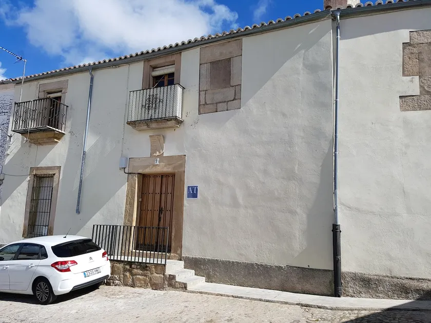 Altozano Apartments in historic downtown Trujillo - Image 1