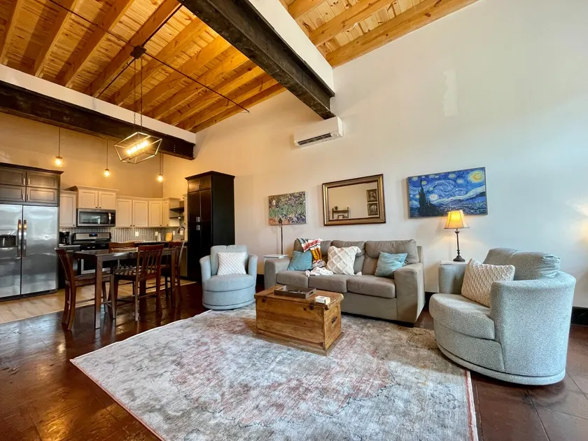 Historic 1 bed 1 bath in 1920's Chevy - Image 1