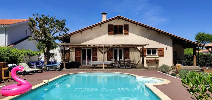 Family villa ideally located on the Basin with heated pool - Image 1