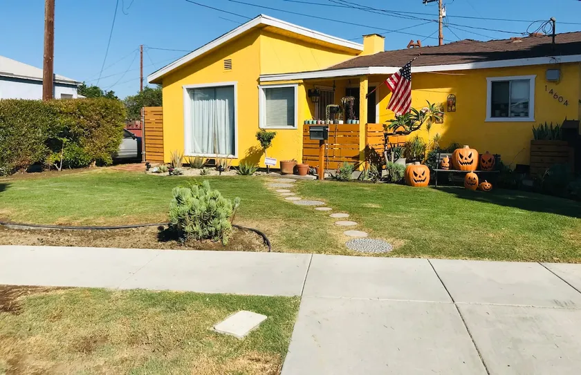 Adorable 1 bedroom unit with patio. - Image 1