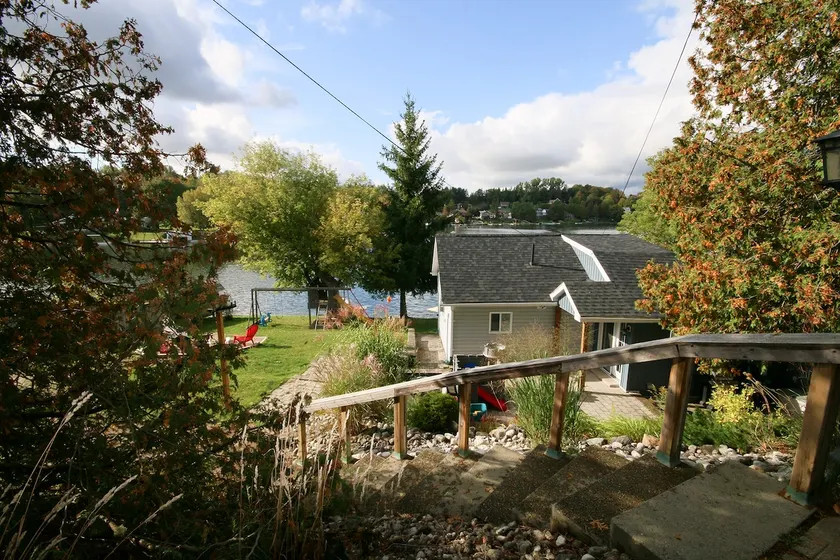 Beautiful lakefront cottage, fully winterized. - Image 1