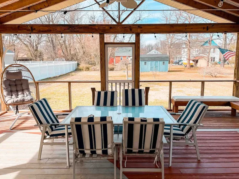Cozy home with Screened Porch, Min from Weddings - Image 1