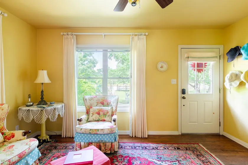 Onion Creek Cottage in the Heart of Texas! Lovely Sunporch! Charm meets Comfort! - Image 1