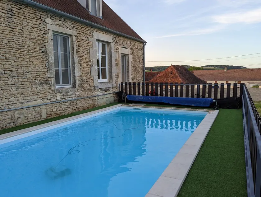 Country house with swimming pool - Image 1