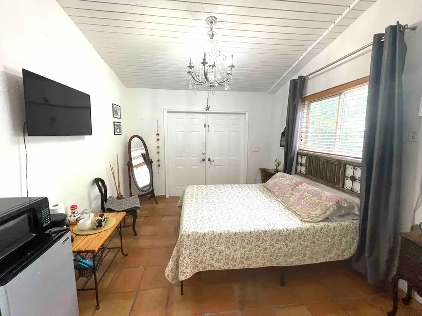 Independent Studio Perfect for Couples w/Park - Image 1