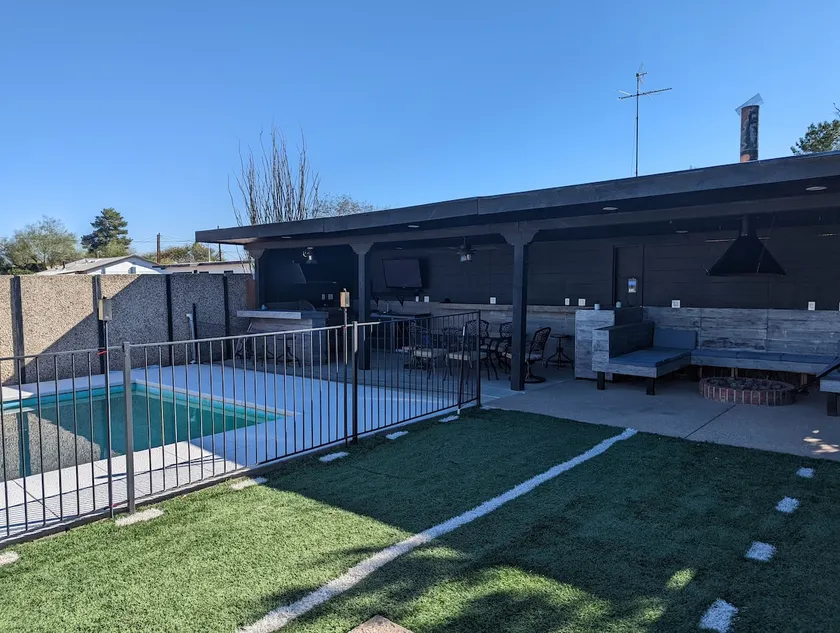 Midtown Getaway outdoor paradise - Image 1