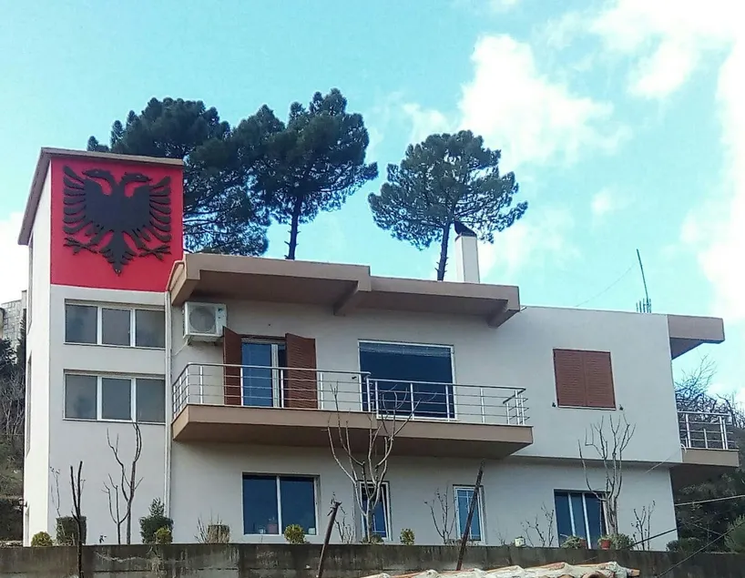 Eagle house - Image 1