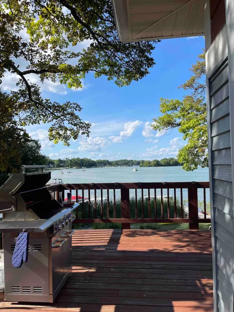 House on the Lake - Image 1