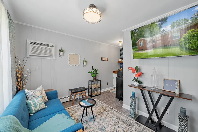 Guest Suite with Private entrance & bathroom - Image 1