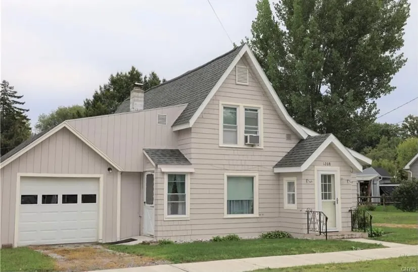 All Season Rental in the Heart of Sylvan Beach - Image 1