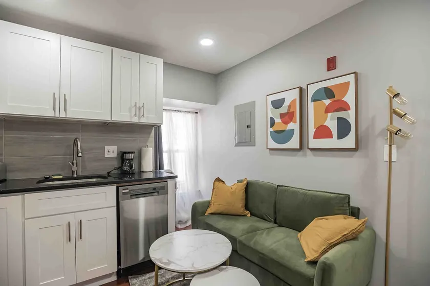 Cozy 1/1 | Center City | Sleeps 4 | 2 Beds - Image 1