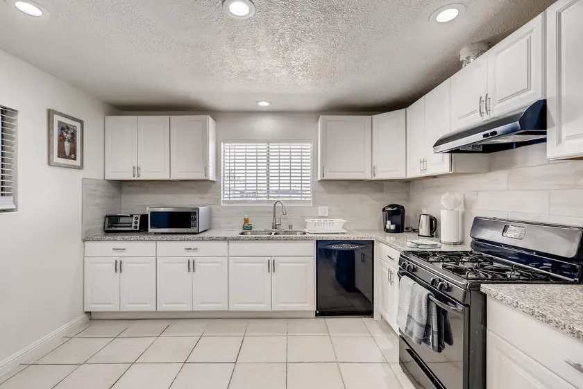 Spacious home 15 minutes to down town Vegas - Image 1