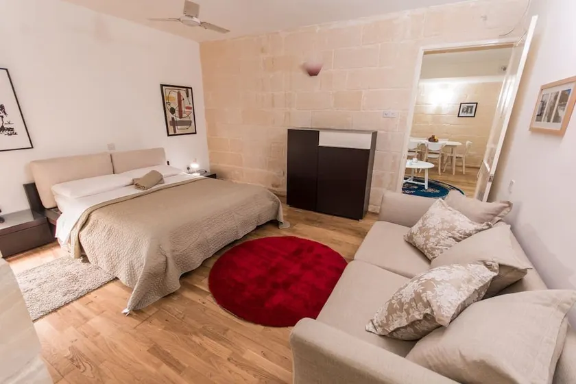 Spacious central Valletta house - Image 1