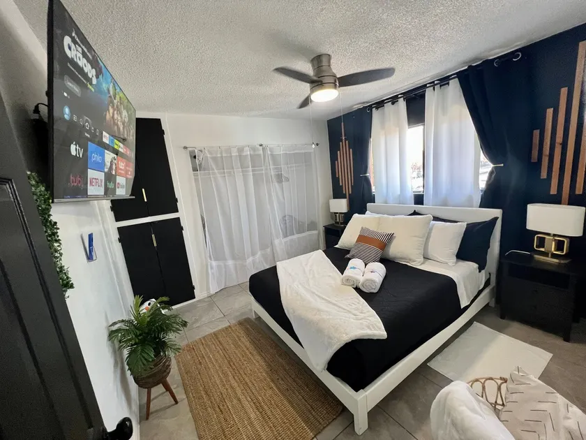 5 guest, queen size bed. 7-1 game table - Image 1