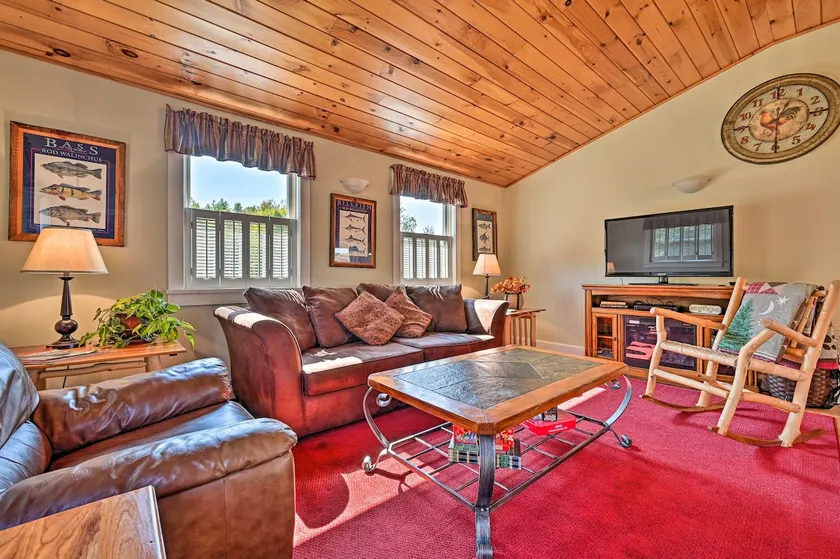 Cozy Apt w/ Hot Tub & Deck, 10 Mi to Stowe Resort! - Image 1