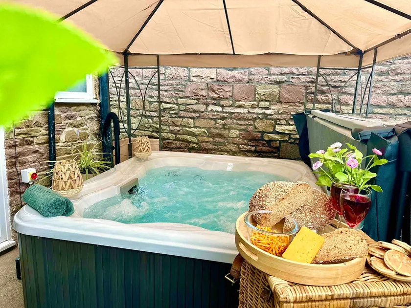 *Brecon Beacons,Log Burner, hot tub Dogs Welcome* - Image 1