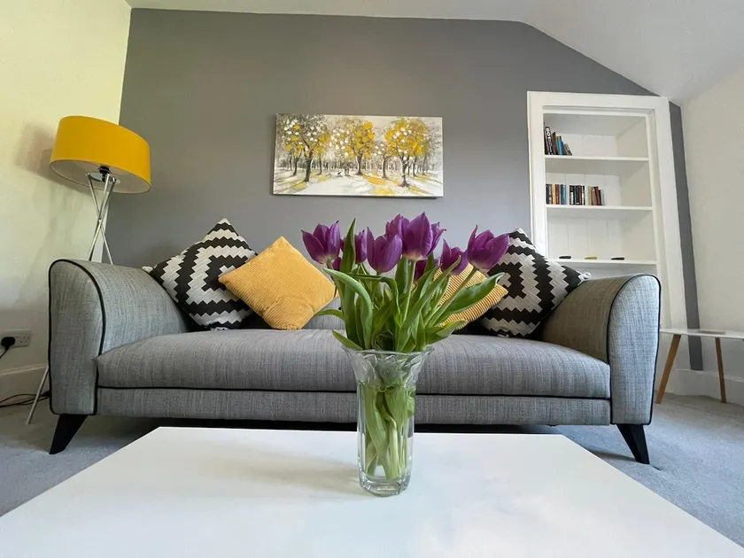 No 10 Immaculate City Centre, Top Floor 2 Bed Flat with Free Parking - Image 1