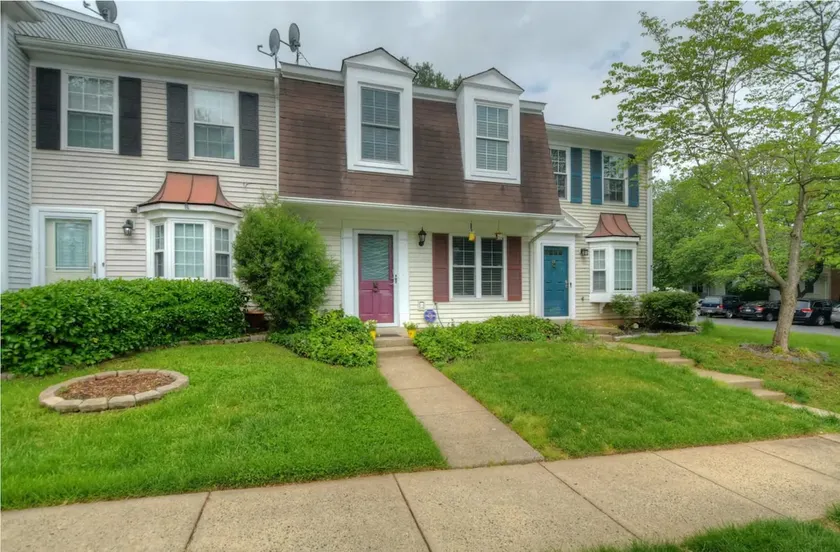 Modern Townhouse conveniently near D.C. - Image 1