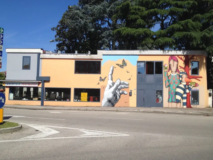 Streetart mural house in pd - wi-fi - nespresso - Image 1