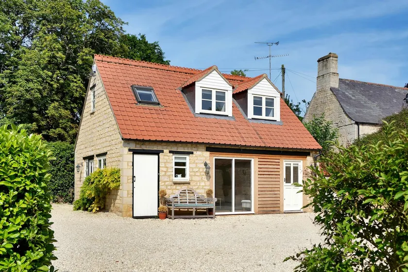 One bed cottage in village location. - Image 1