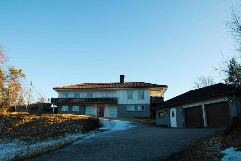 Large spacious detached house, with 15 beds - Image 1