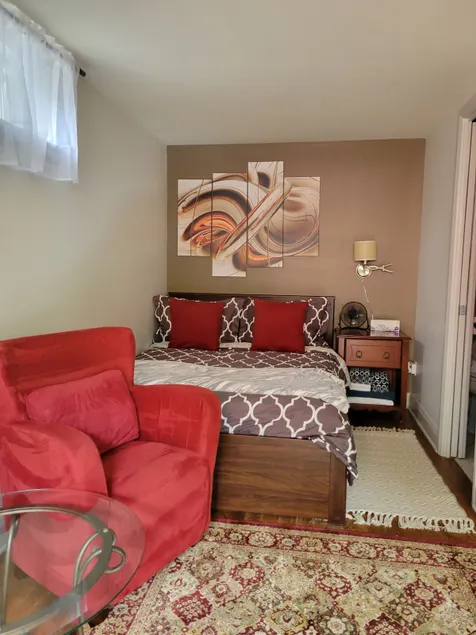 Central suite with private entrance & bath - Image 1