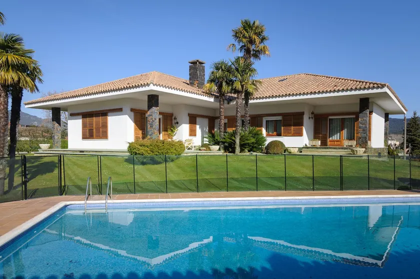 Cozy house with large garden and pool. - Image 1